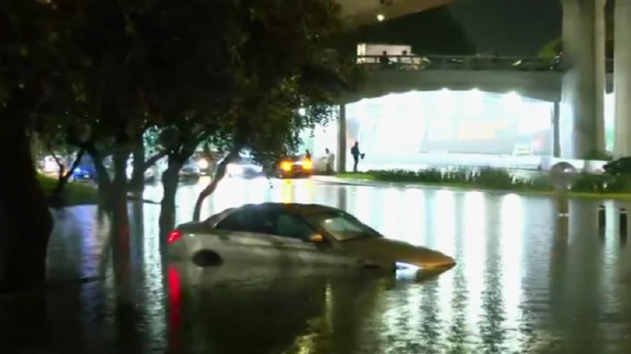 Inundación deja auto sumergido sobre Periférico y Viaducto Tlalpan (N+)