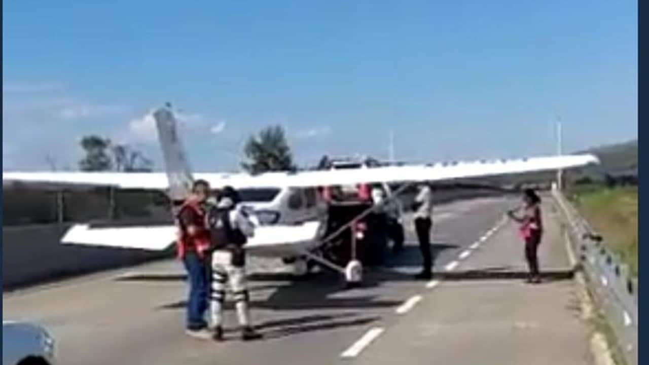 Avioneta realiza aterrizaje forzoso en macro libramiento de Jalisco. Fuente: Captura de video