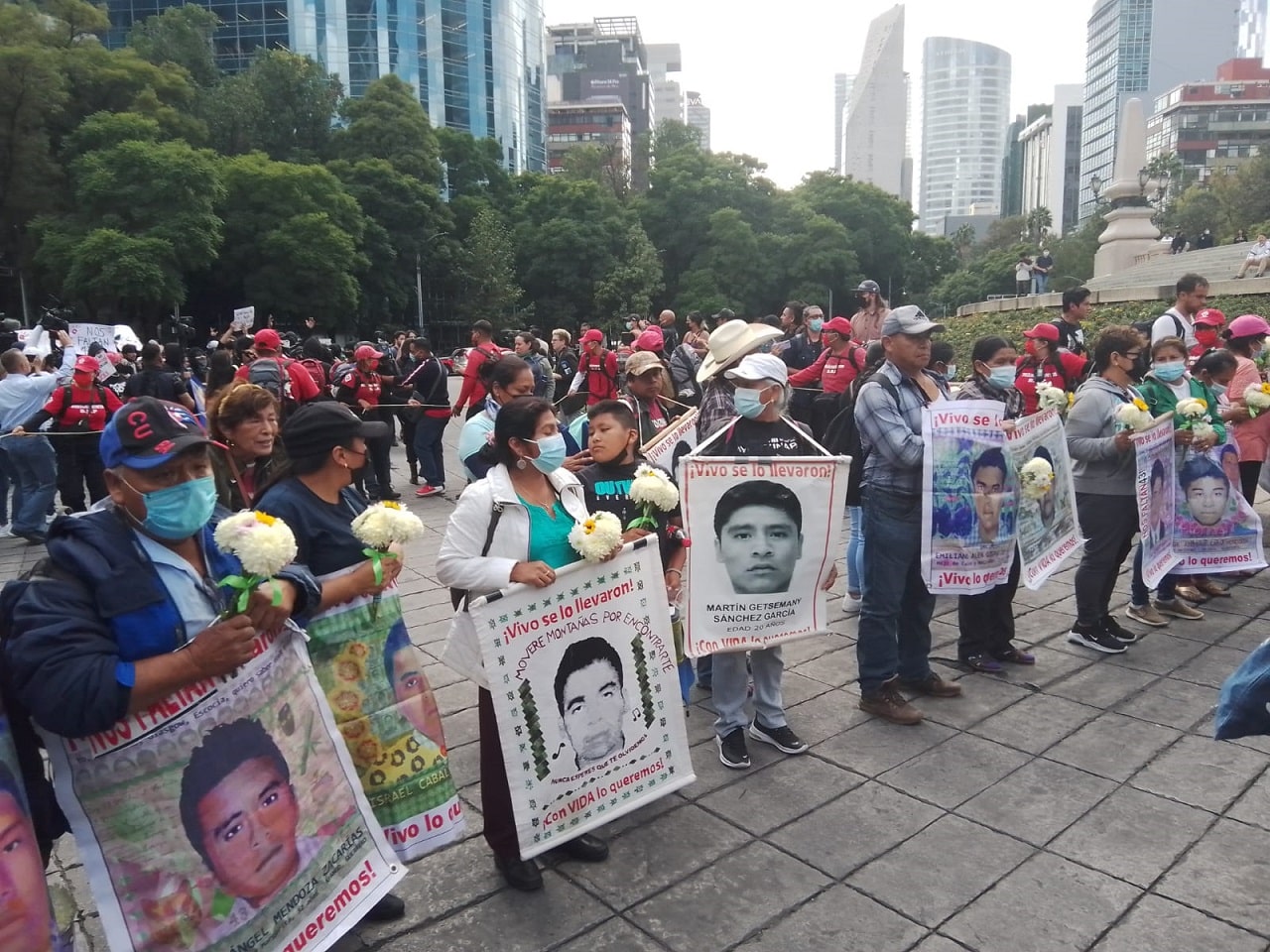 Cierran circulación en ambos sentidos de Paseo de la Reforma por manifestación de ocho años del caso Ayotzinapa (Foto: S. Servín)