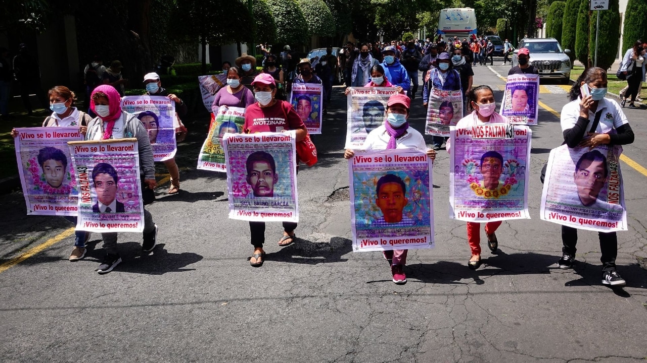 Familiares de los 43 estudiante de Ayotzinapa se manifestaron a afuera de la Embajada Israel