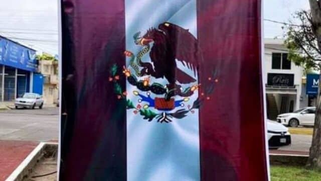 Banderas de México color guinda.