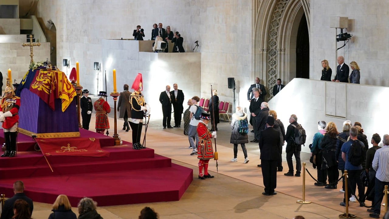 Biden y su esposa rinden respeto a reina Isabel II en capilla ardiente