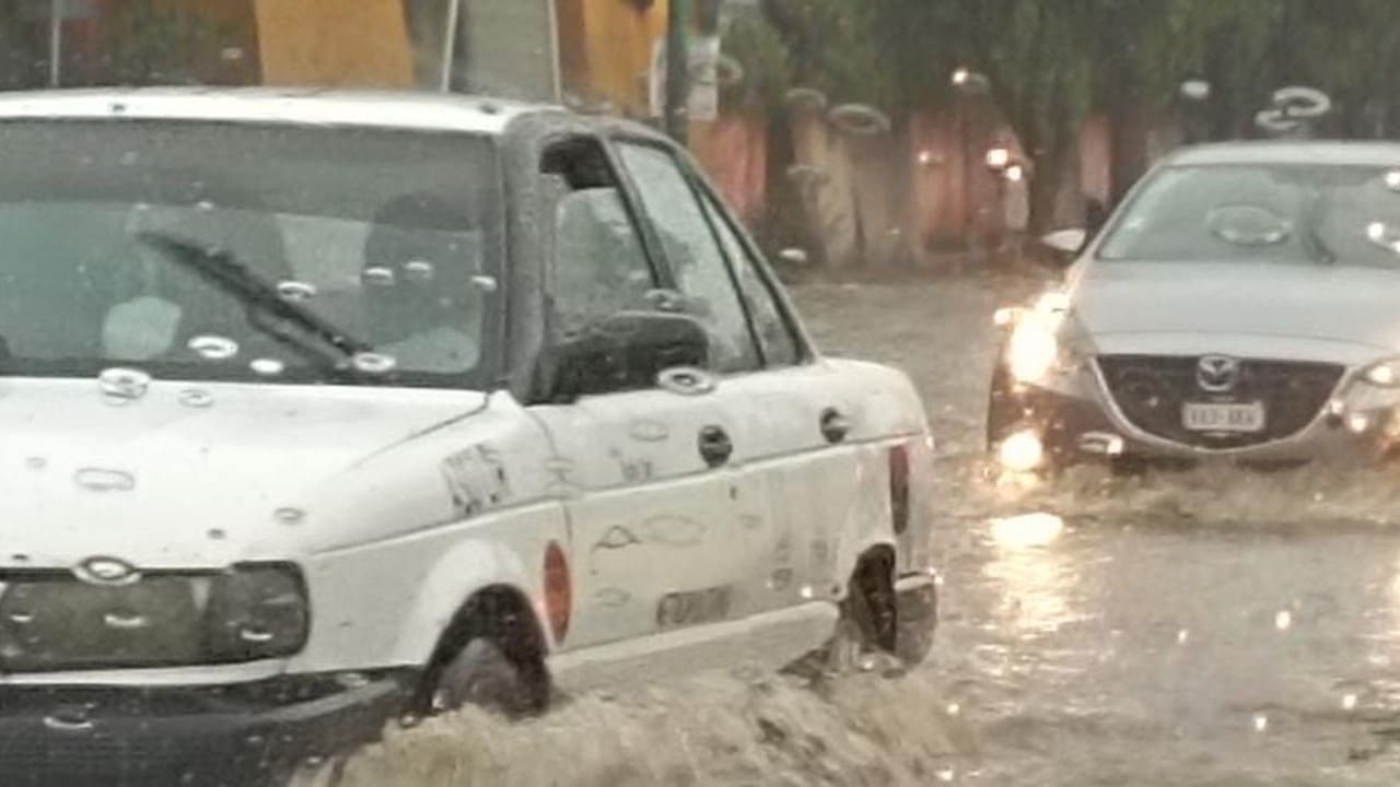 Cae intensa lluvia y provoca afectaciones en Cuernavaca, Morelos.