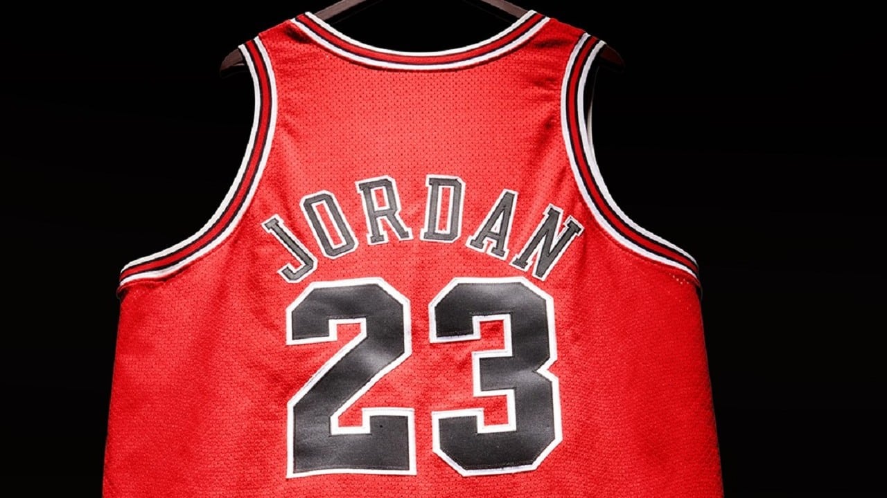 Camiseta de Michael Jordan es subastada por 10.1 mdd