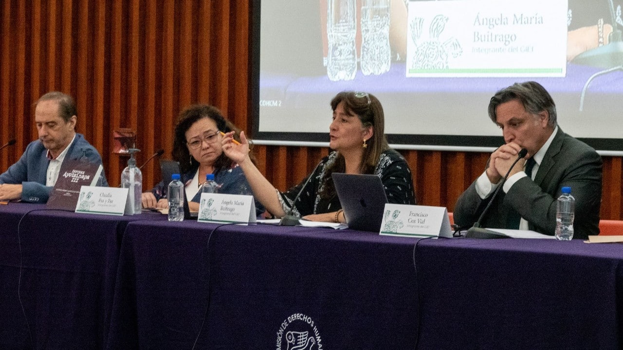 Carlos Marín Beristaín, Claudia Paz y Paz, Ángela María Buitrago y Francisco Cox Vial, durante la presentación del tercer informe del GIEI sobre el caso Ayotzinapa.