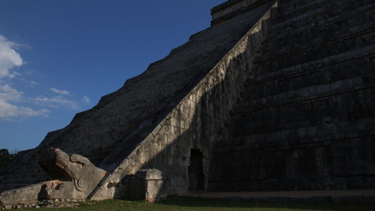 Descenso de Serpiente Lunar cautiva en las ruinas de Chichén Itzá