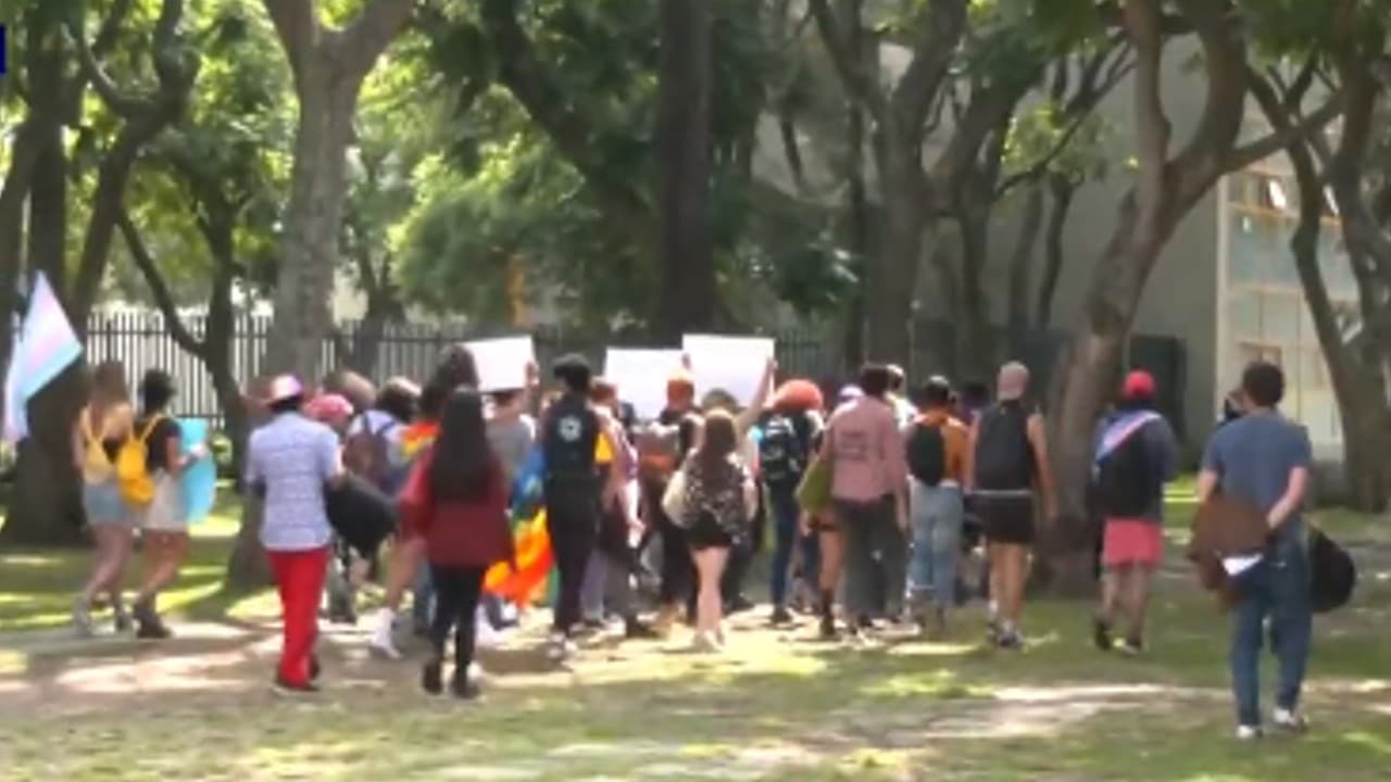 Video: Colectivos LGBTTTIQ+ protestan contra transfobia en la UNAM.