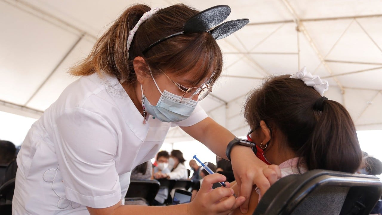 Continúa la vacunación contra COVID-19 en México.