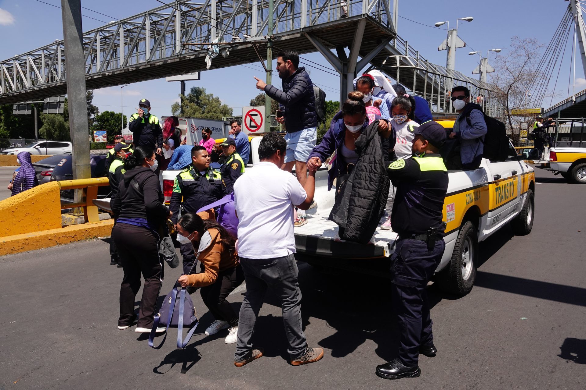 Policía de tránsito durante su apoyo trasladando usuarios a las inmediaciones del AICM (Cuartoscuro)