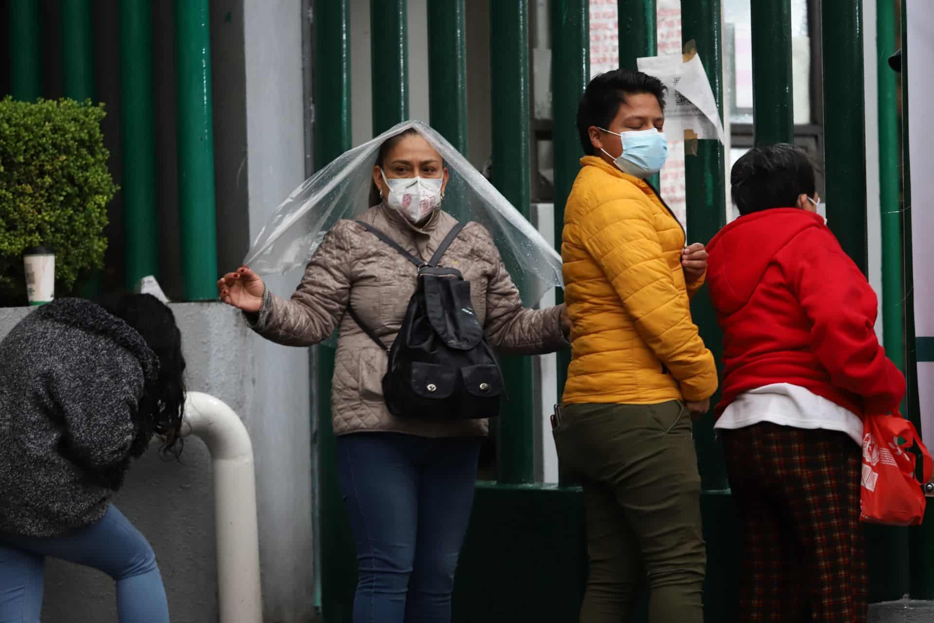 Personas usan cubrebocas afuera de un hospital en México (Cuartoscuro)