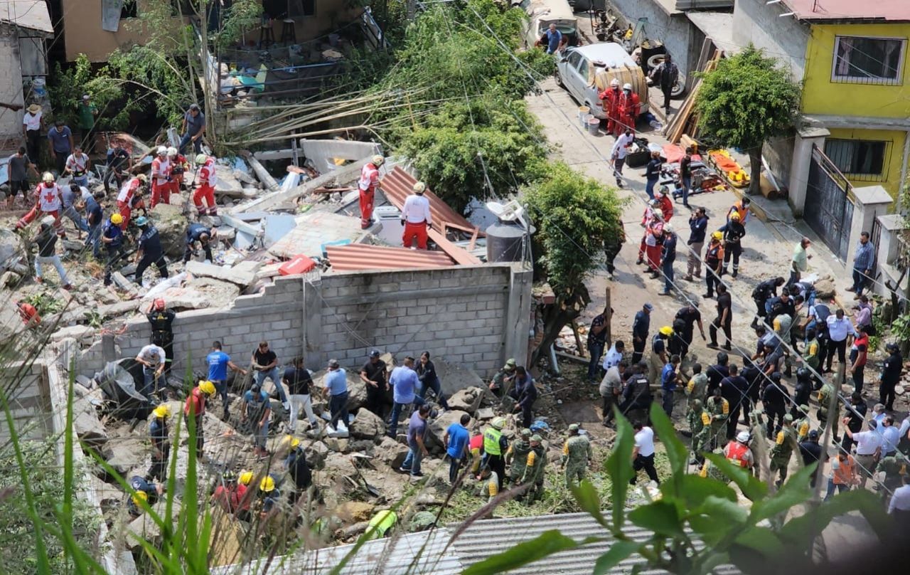 Personal de Protección Civil, Cruz Roja y Ejército realizan trabajos de remoción de escombros tras derrumbe sobre casas en Cuernavaca, Morelos (Cuartoscuro)
