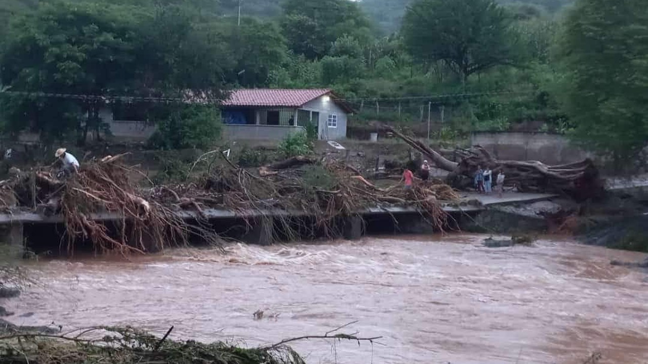 Desbordamiento de río en Tlatlaya, Edomex, deja cuatro muertos