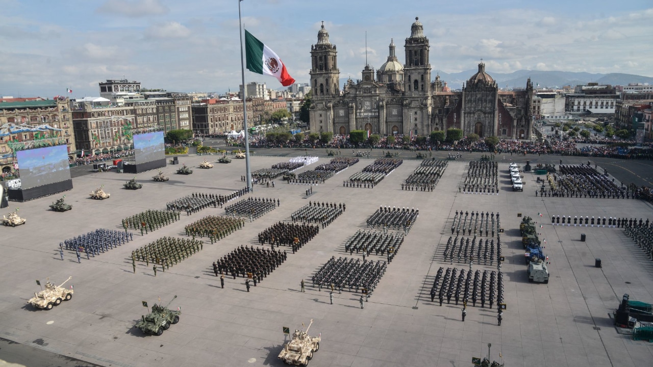 Fotografía del desfile militar en conmemoración del 212 aniversario de la Independencia de México