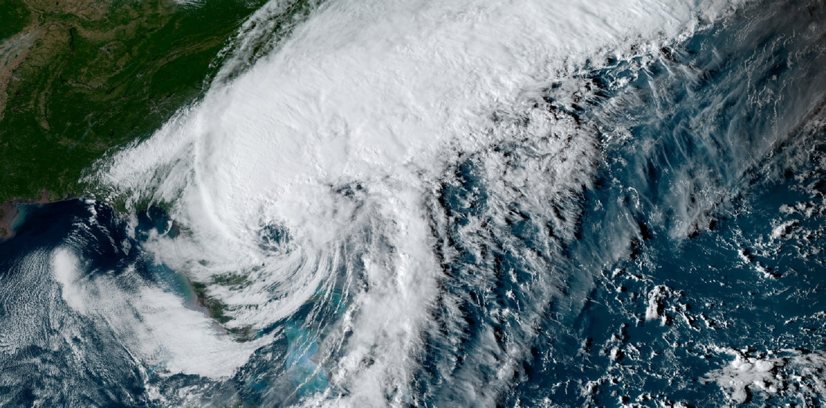 El huracán cuenta con vientos continuos de hasta 120 kilómetros por hora y condiciones "potencialmente mortales" que involucran "inundaciones, marejadas ciclónicas y fuertes ráfagas". Fuente: Regional and Mesoscale Meteorology Branch