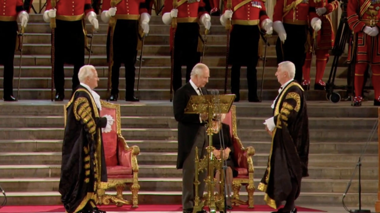 El rey Carlos III se dirige por primera vez al parlamento británico; recibe condolencias