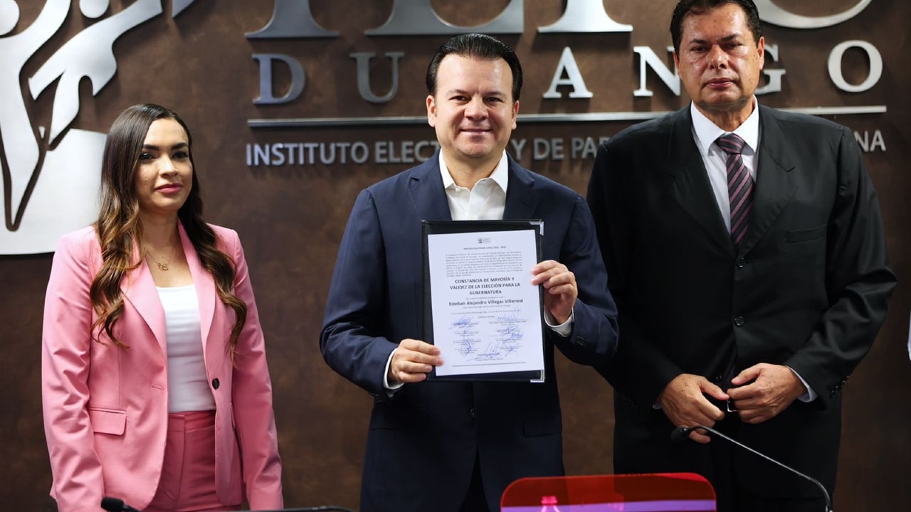 Esteban Alejandro Villegas Villarreal muestra la constancia de mayoría que lo acredita como gobernador electo de Durango