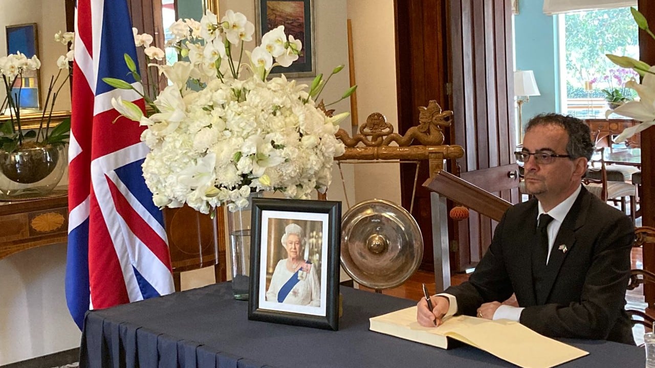 Embajada de Reino Unido abre al público para firma de libro de condolencias de la reina Isabel II.