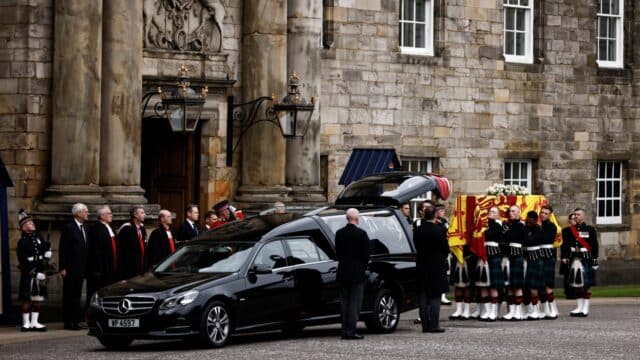 El féretro ingresó en el Palacio de Holyroodhouse, residencia oficial de los reyes en Escocia