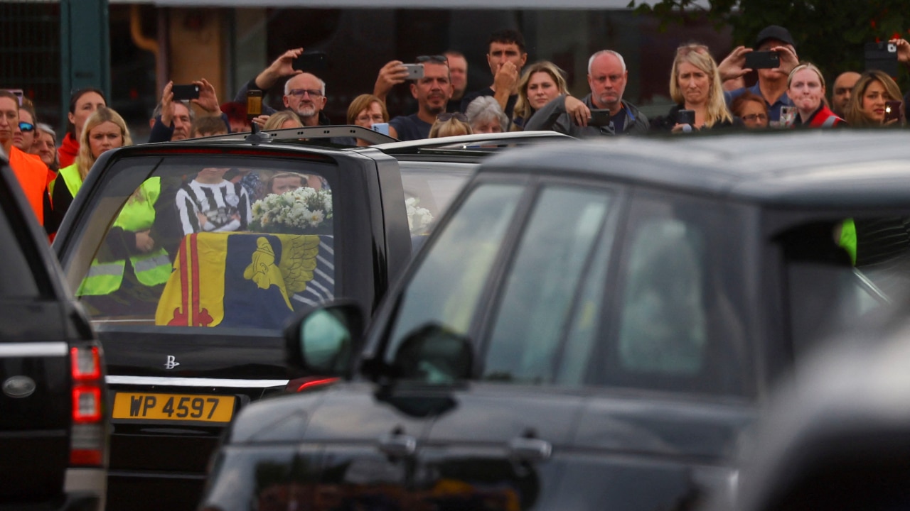 El coche fúnebre que lleva el ataúd de la reina Isabel II pasa cerca de Dundee, Escocia