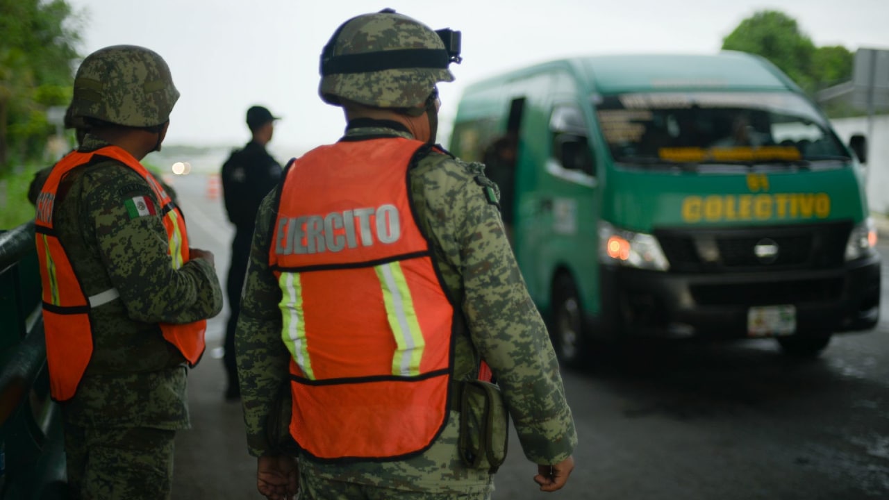 Elementos del Ejército Mexicano hacen tareas públicas de seguridad.