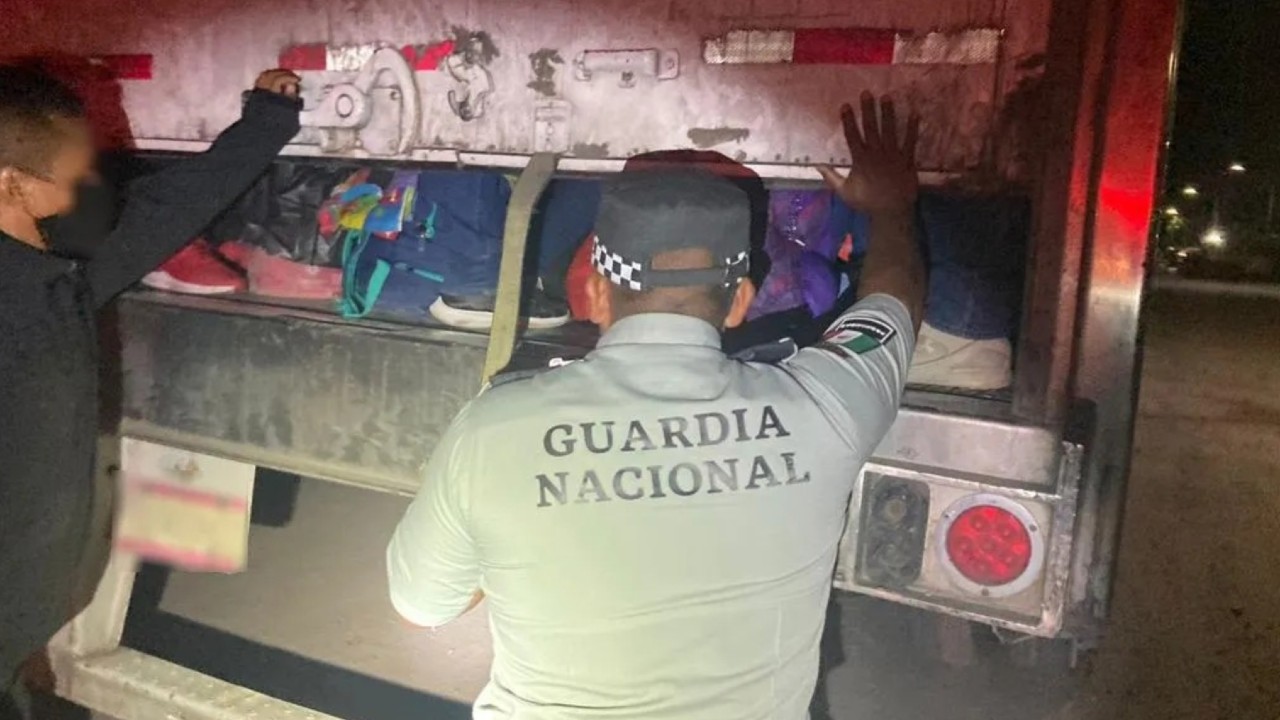 Rescatan a 121 migrantes abandonados en un tractocamión en Nuevo León