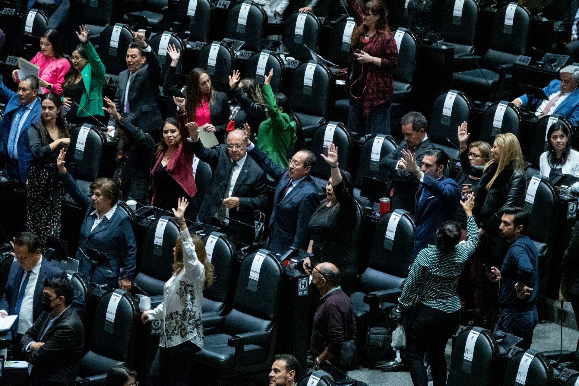 Legisladores de Morena votan para que se deseche una de las mociones suspensivas contra la iniciativa que integraría la Guardia Nacional a la Secretaría de la Defensa Nacional, durante la sesión ordinaria (Cuartoscuro)