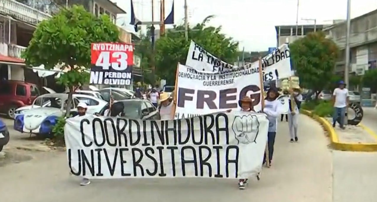 Realizan marchan a 8 años de la desaparición de los 43 normalistas de Ayotzinapa, Acapulco, Guerrero (N+)