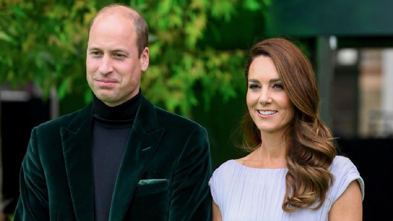 El príncipe Guillermo y su esposa Kate ahora han cambiado automáticamente a duque y duquesa de Cornualles y Cambridge (Twitter: @KaylaAdams___)