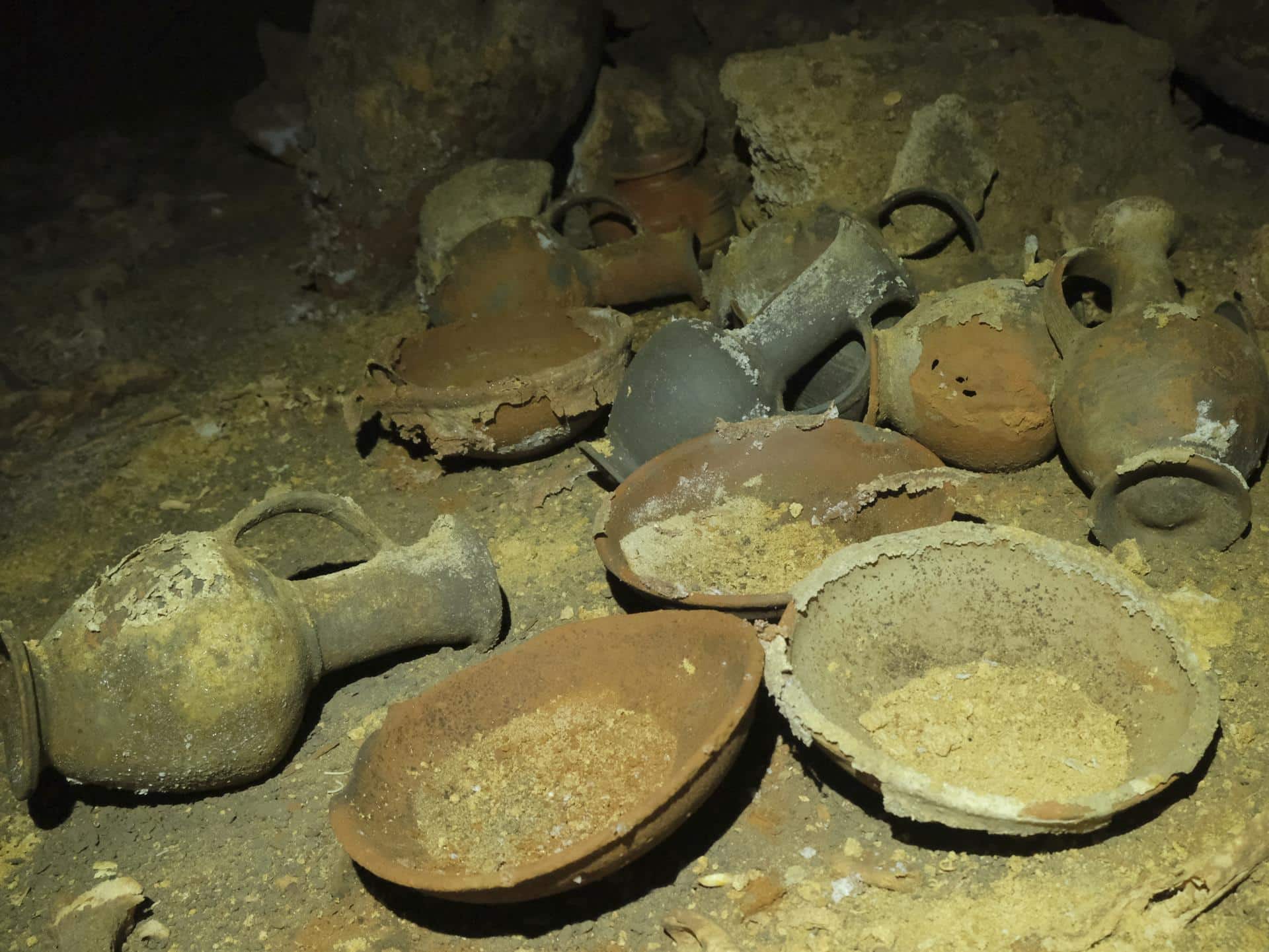 Hallan en Israel cueva funeraria de la época de Ramsés II 'intacta' de hace 3 mil 300 años