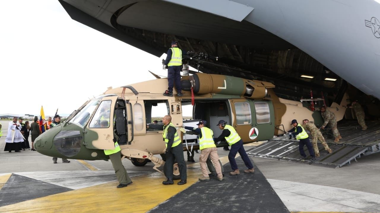 EUA entrega tres helicópteros Black Hawk a Colombia