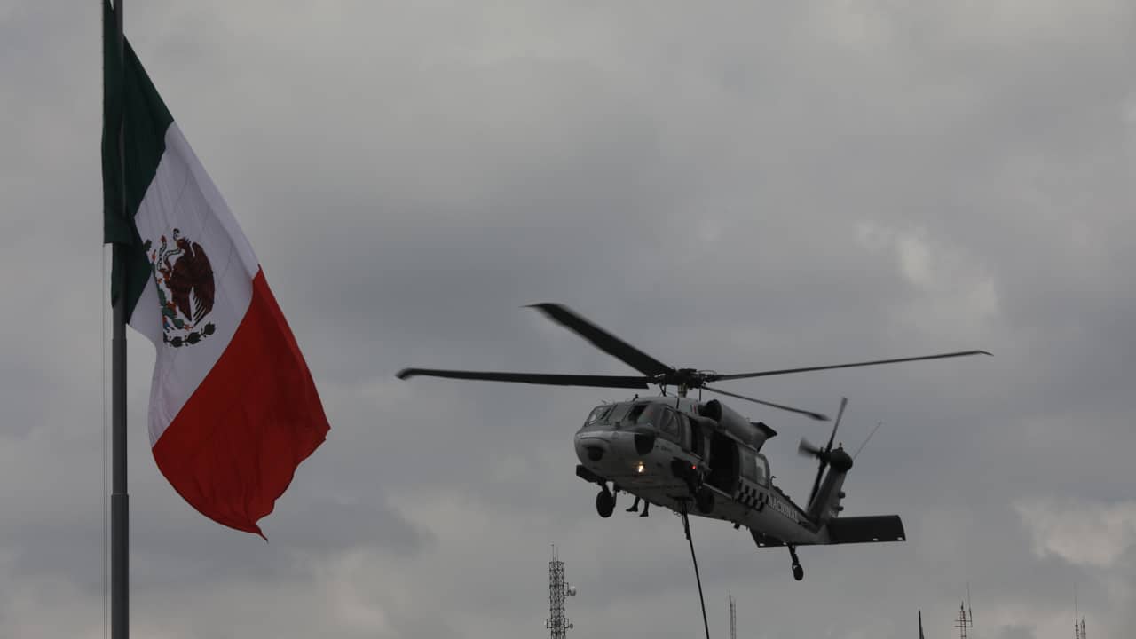 Fotografía de un helicóptero militar durante la celebración de los 212 años de Independencia de México.