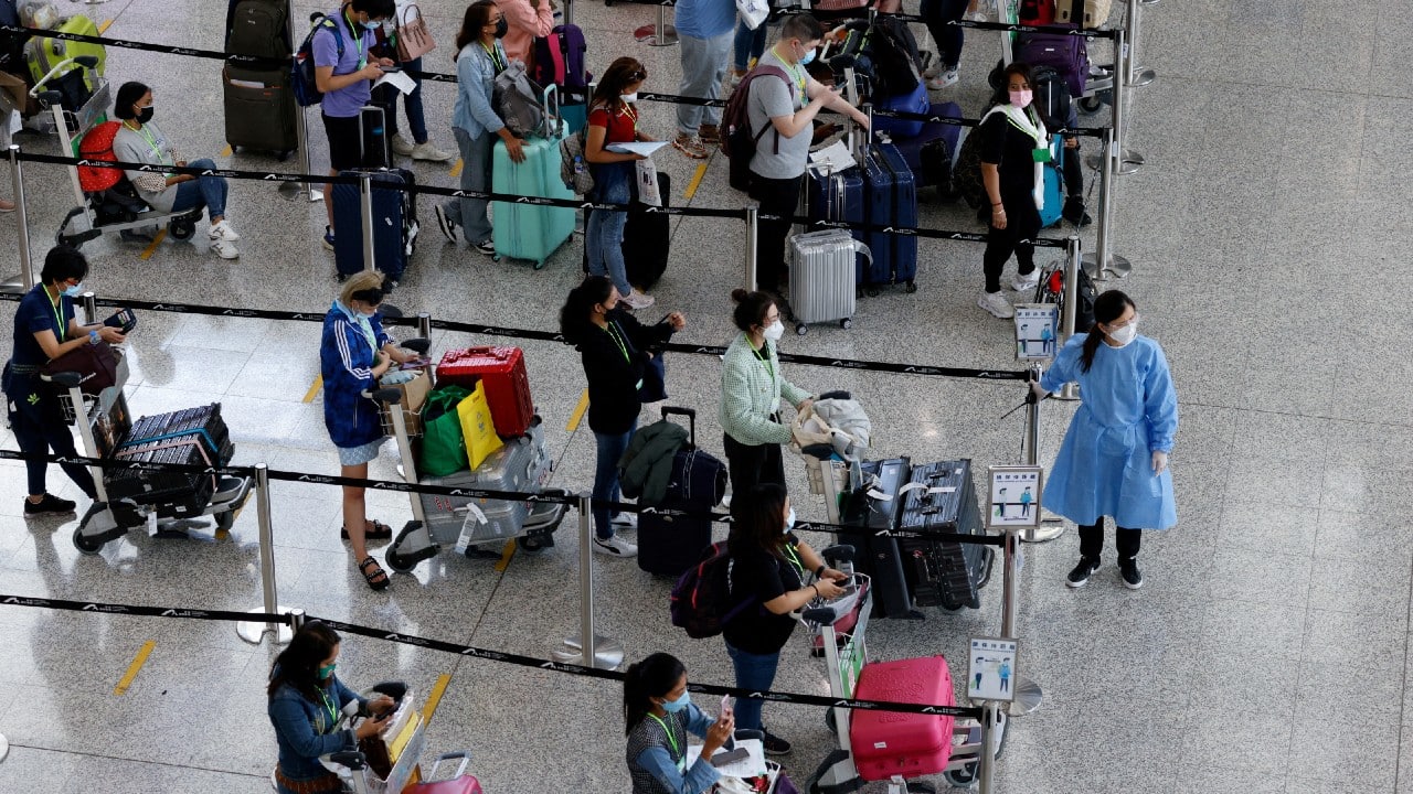 Hong Kong levanta la cuarentena obligatoria por COVID para la llegada de extranjeros