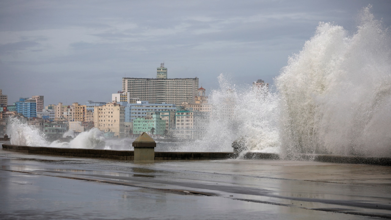 Fotografía que muestra los fuertes vientos provocados por el paso del huracán Ian en La Habana, Cuba.