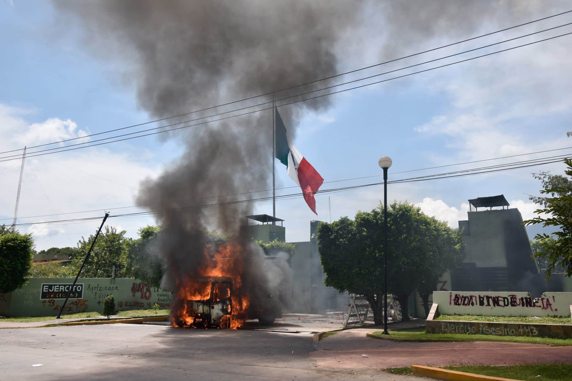 Encapuchados incendian un camión en la entrada del 27 Batallón de Infantería en Iguala, Guerrero (Cuartoscuro)