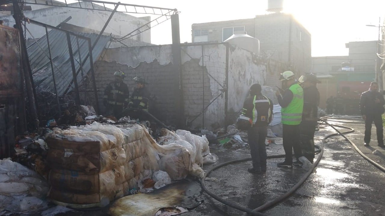 Incendio en bodega de reciclaje en Iztapalapa