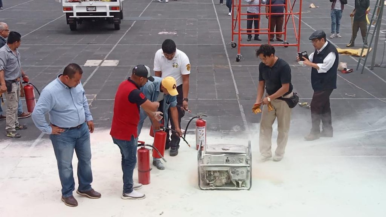 Con extintores, trabajadores del Palacio de Gobierno de Veracruz sofocaron el fuego.