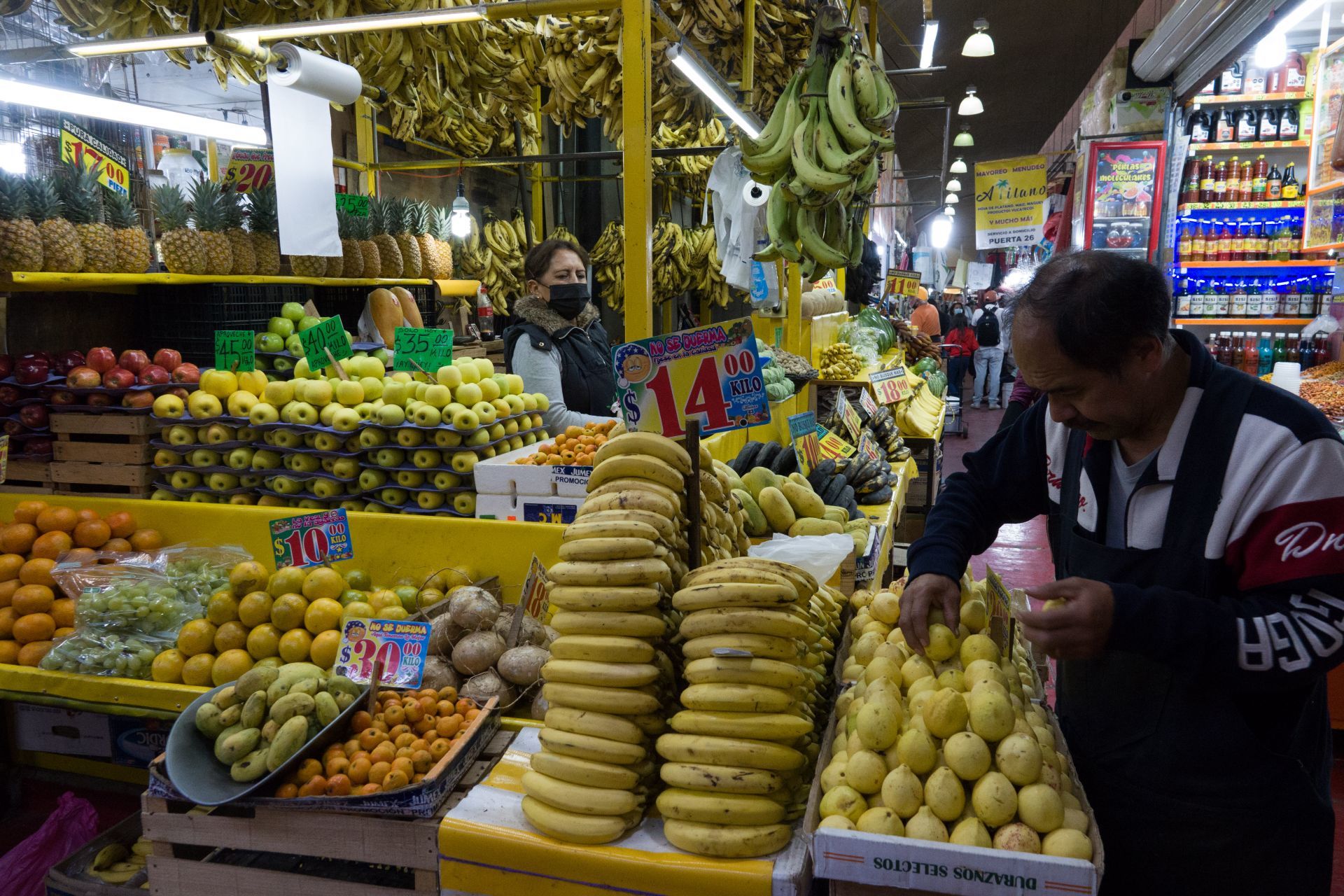 Un vendedor acomodó guayabas y plátanos, los cuales incrementaron debido a la inflación de pesos