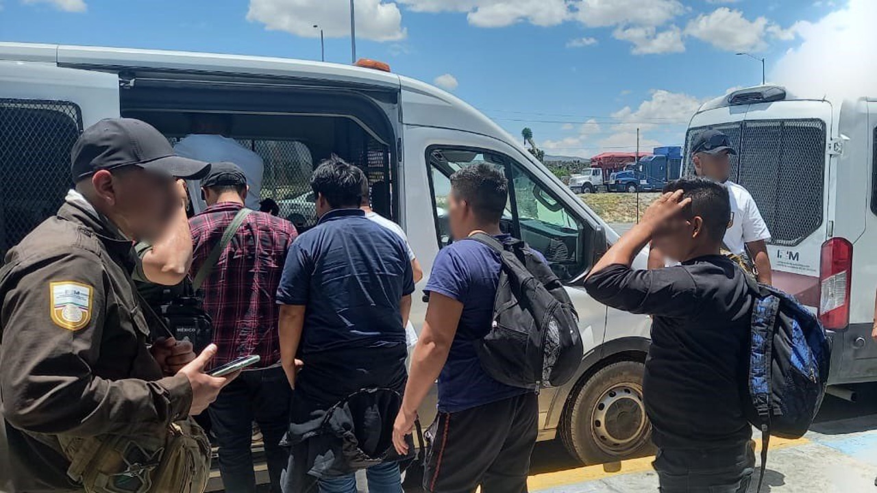 Fotografía de migrantes detenidos durante un operativo en Nuevo León.