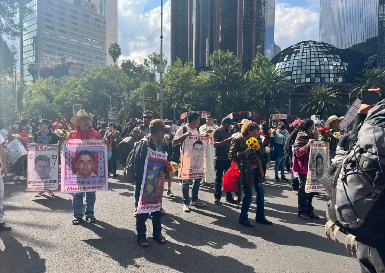 Contingente en marcha conmemorativa por ocho años de desaparición de los 43 normalistas de Ayotzinapa (Itzel Cruz Alanís/N+)