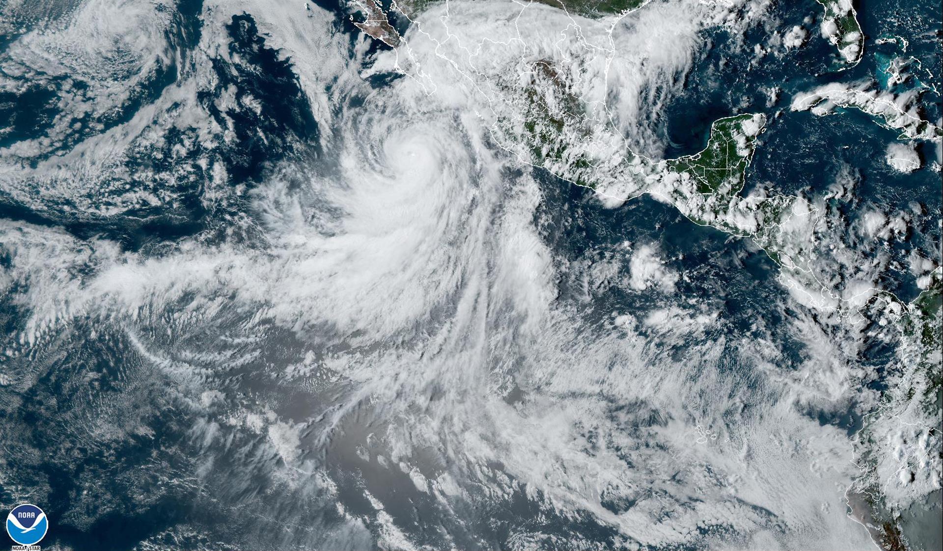 Imagen satelital del huracán “Kay “ en el Pacífico (NOAA/EFE)