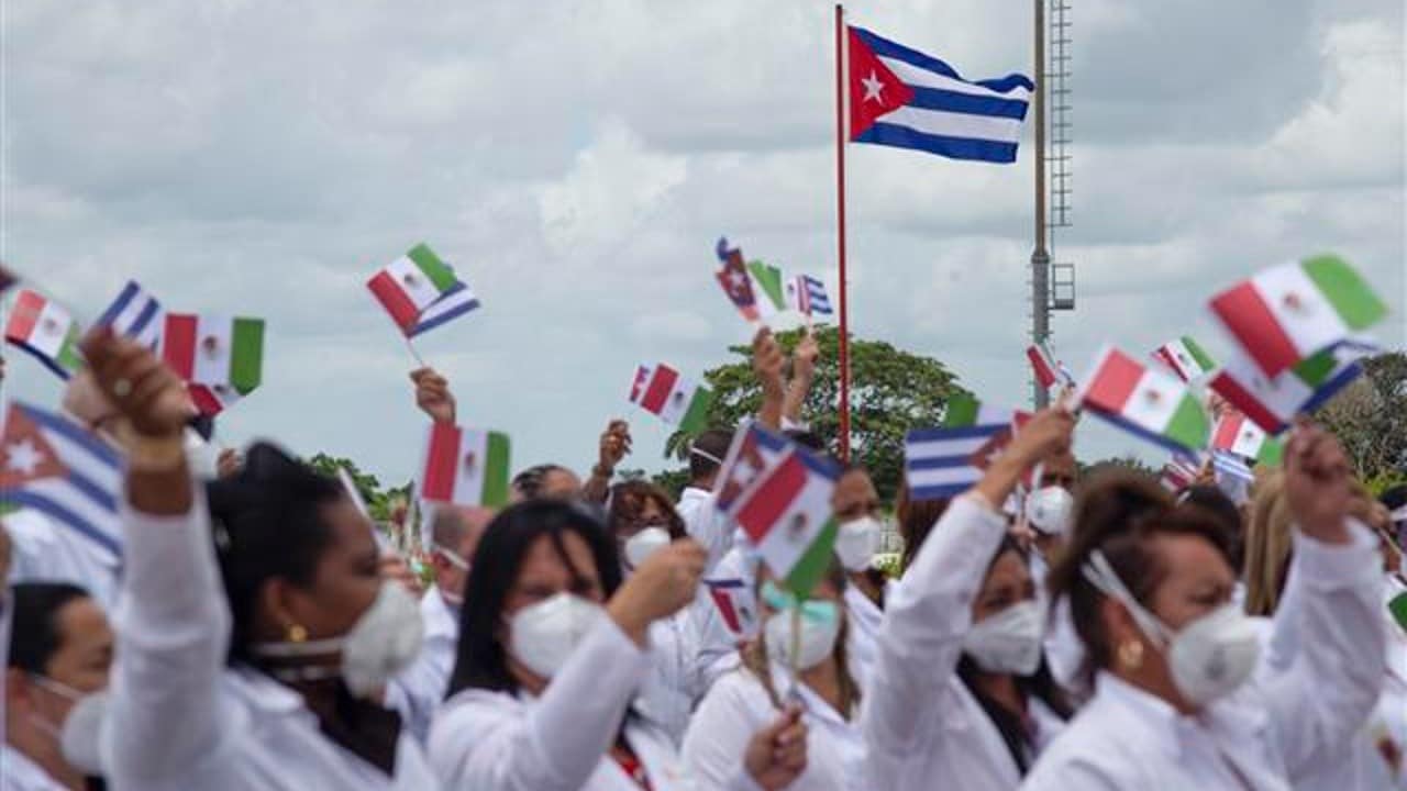 La presencia de centenares de médicos cubanos en hospitales de México contratados para combatir la pandemia de COVID-19 despertó en 2020 controversia en el país. Fuente: trabajadores.cu