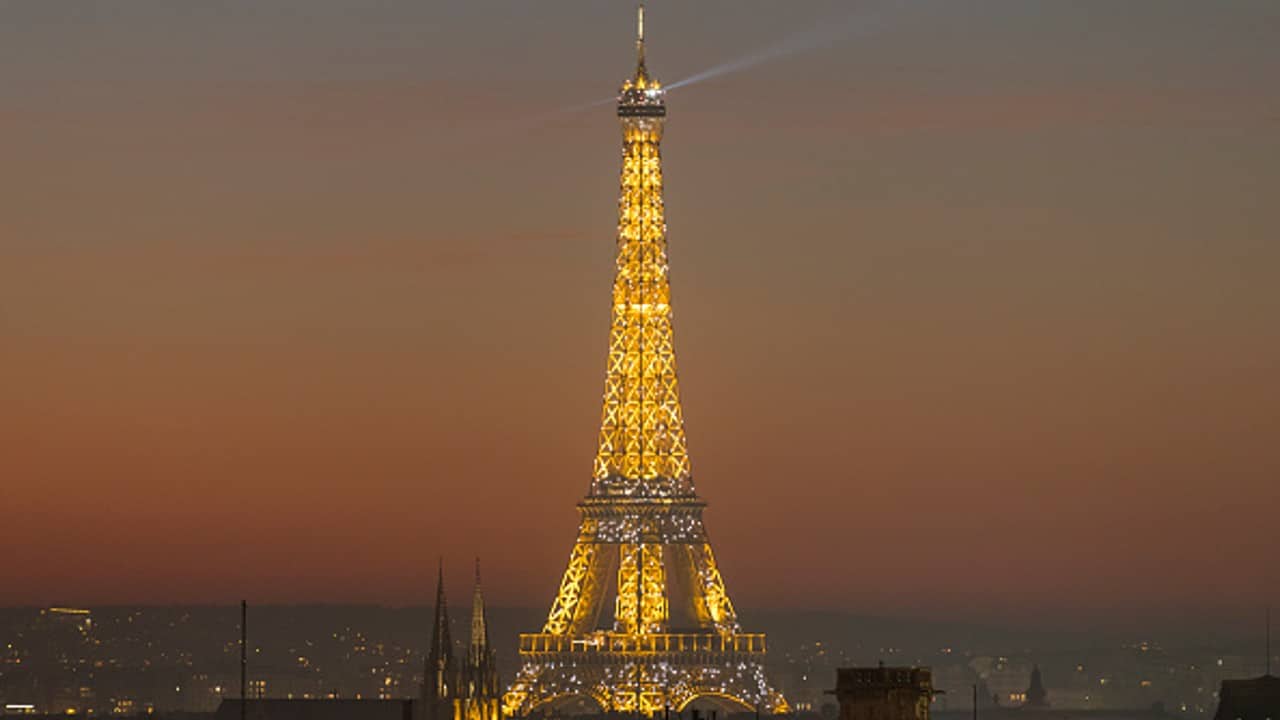 La Torre Eiffel apagará sus luces más temprano