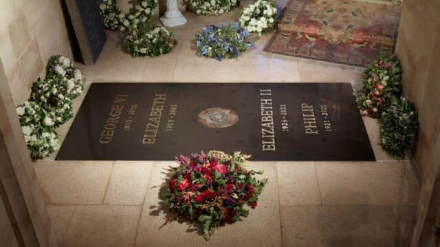 El Palacio de Buckingham publicó una fotografía del sepulcro de la reina Isabel II en la capilla real de Windsor.