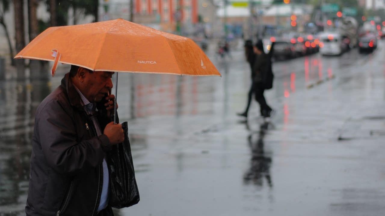 Las autoridades recomendaron a la población portar paraguas o impermeable Fuente: Cuartoscuro, archivo