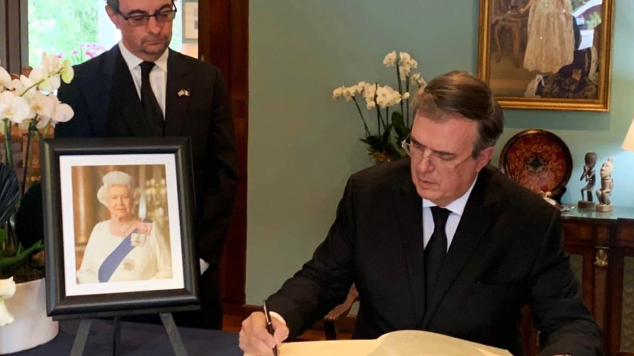 Políticos y ciudadanos mexicanos firman libro de condolencias en memoria de la reina Isabel II