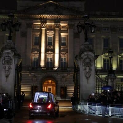 La reina Isabel II regresa al Palacio de Buckingham por última vez (Twitter: @elliotwagland)