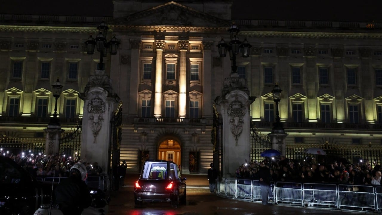 La reina Isabel II regresa al Palacio de Buckingham por última vez (Twitter: @elliotwagland)