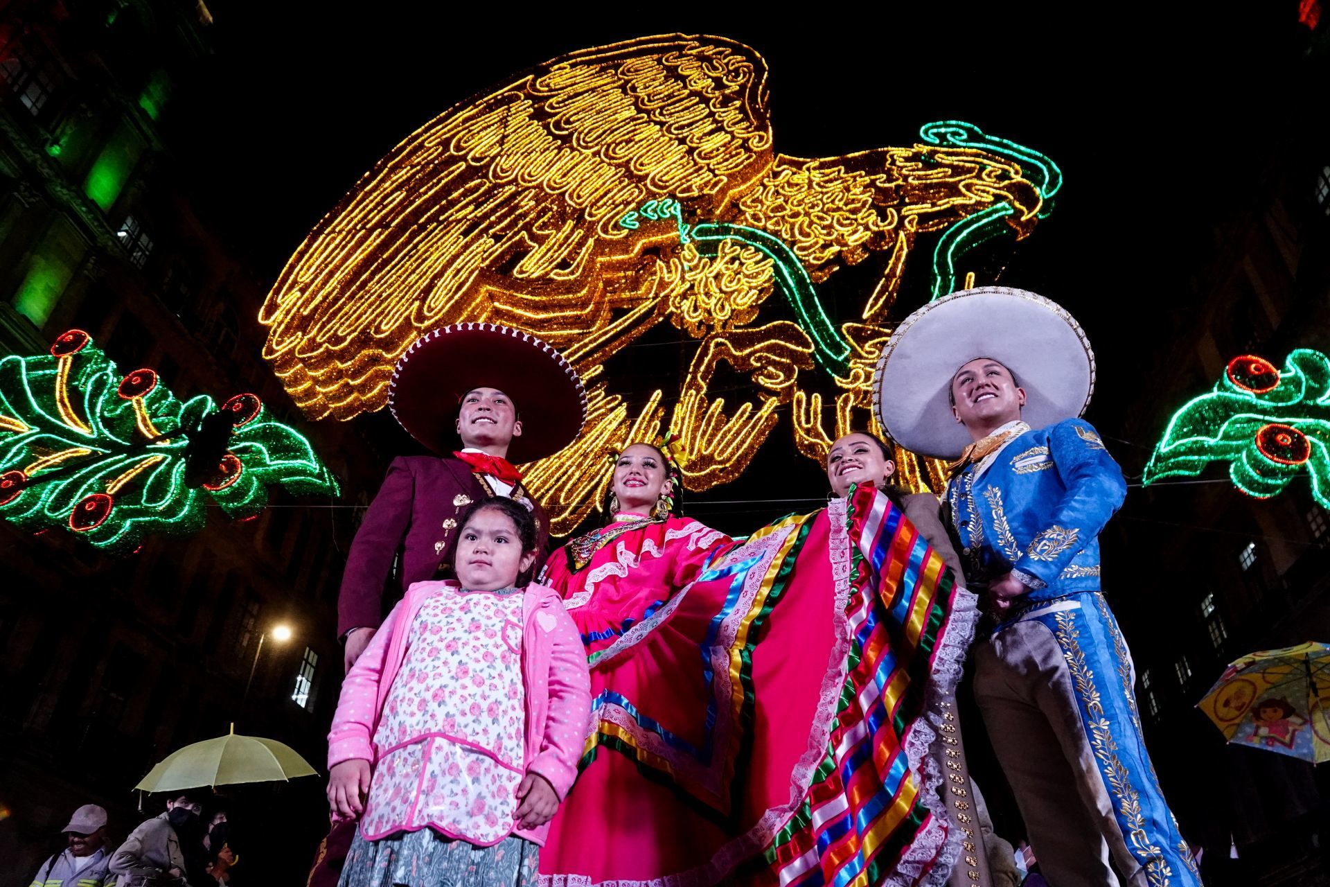Visitantes aprovechan el encendido de la luminaria con motivo de las fiestas patrias en el Zócalo capitalino para tomarse selfies (Cuartoscuro)