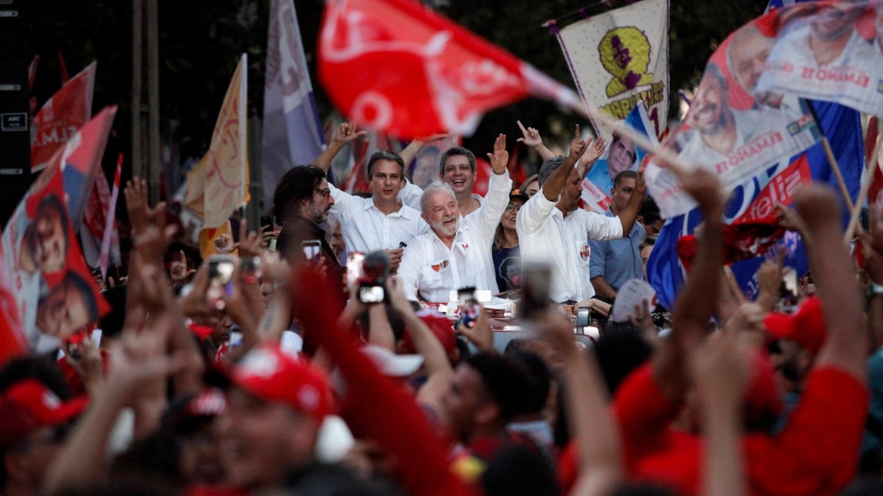 Lula da Silva agradece a sus seguidores en Fortaleza.