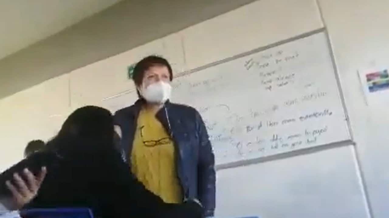 Exhiben a maestra por insultar a sus alumnos